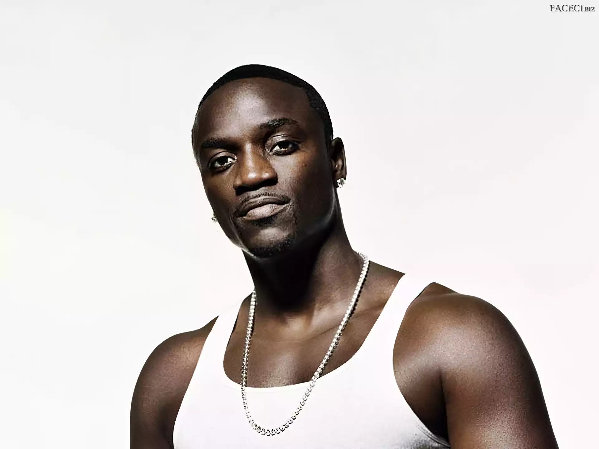 Koszulka, Akon, Zarost