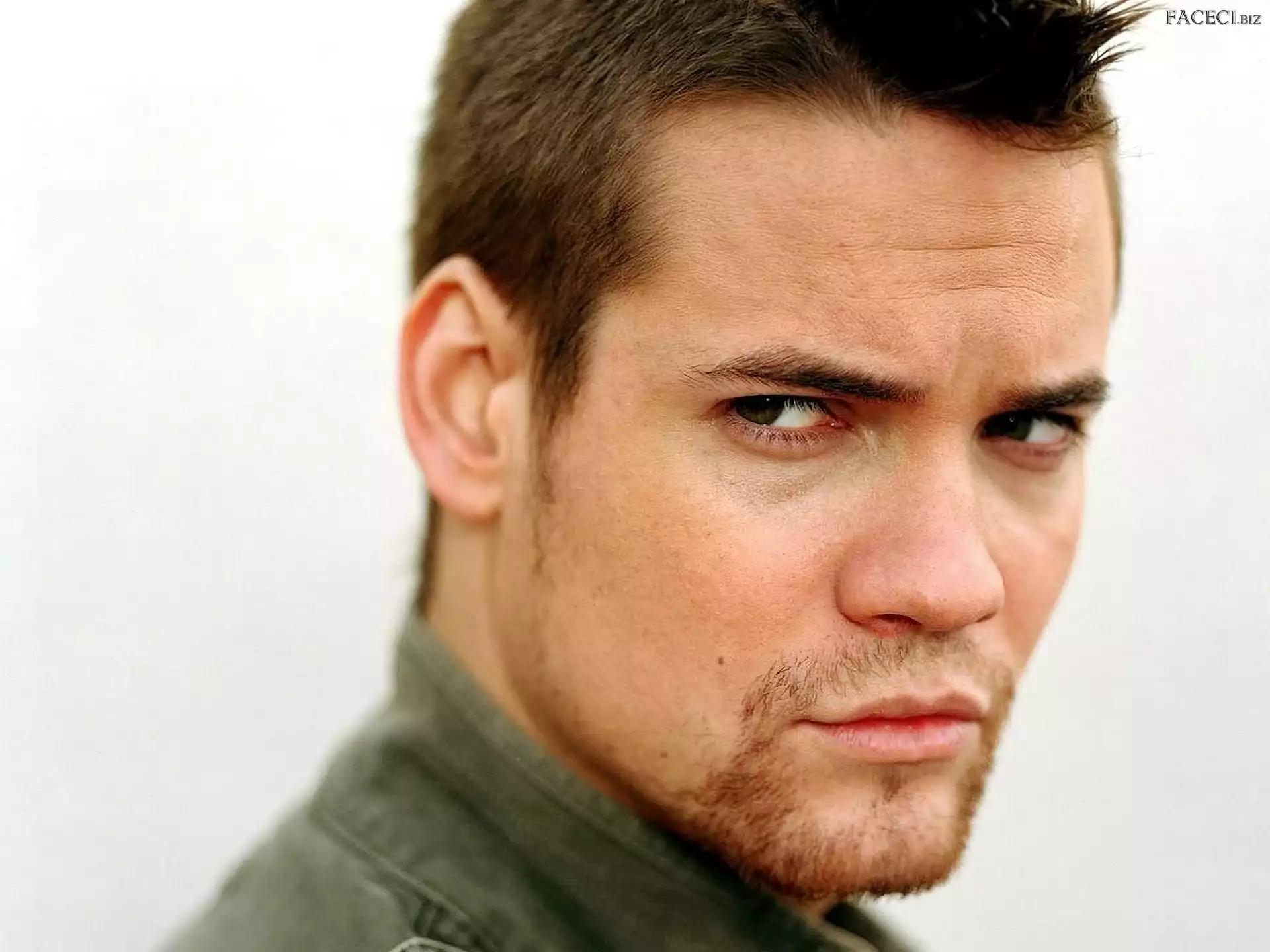 Portret, Shane West, Zarost